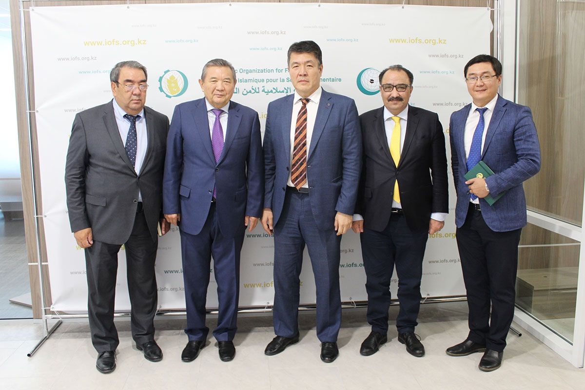 زار رئيس الجامعة الوطنية الكازاخية للبحوث الزراعية مقر المنظمة الإسلامية للأمن الغذائي